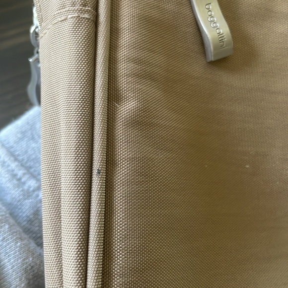 Baggalini Tan Crossbody Like New! - Picture 9 of 10